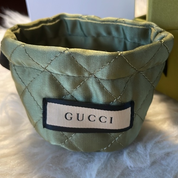 🔥💯Gucci! FREE with 15+ bundle. Pull Pouch, 🎁 jewelry inside!! Nice size!! - Picture 3 of 6